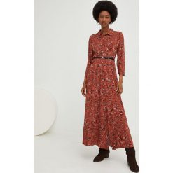 Answear Lab sukienka kolor czerwony maxi rozkloszowana. Czerwone sukienki Answear Lab, s, bez wzorów, bez kołnierzyka, bez ramiączek, maxi, rozkloszowane. W wyprzedaży za 159.99 zł.