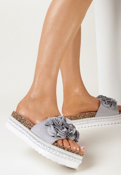 Szare Klapki z Kwiatkiem na Ozdobnej Platformie z Korka Gilivia. Szare klapki Born2be, bez wzorów, boho, bez obcasa, na płaskiej podeszwie, bez zapięcia. Za 34.99 zł.