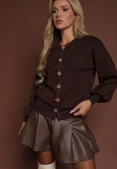 Brązowy Kardigan z Wiskozą Zdobiony Eleganckimi Napami i Bufiastymi Rękawami Acannte. Brązowe swetry Renee, z aplikacjami, z dzianiny, eleganckie, bez ramiączek. Za 119.99 zł.
