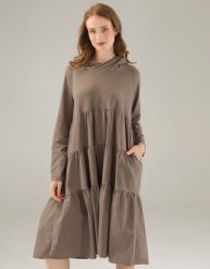 Sukienka z kapturem. Brązowe sukienki Unisono, l, bez wzorów, z bawełny, bez kołnierzyka, bez ramiączek, midi. Za 239.00 zł.