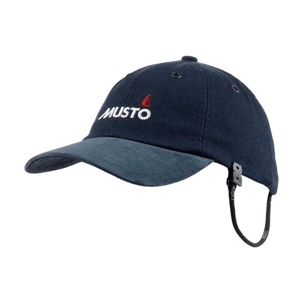 Czapka z daszkiem Musto Evolution Original Crew. Białe czapki z daszkiem Musto, bez wzorów, z bawełny, klasyczne. Za 169.99 zł.