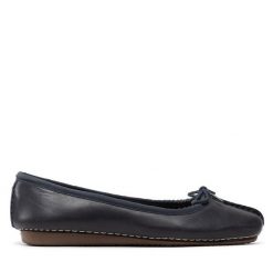 Baleriny Clarks. Niebieskie baleriny Clarks, bez wzorów, bez obcasa, bez zapięcia. Za 239.99 zł.