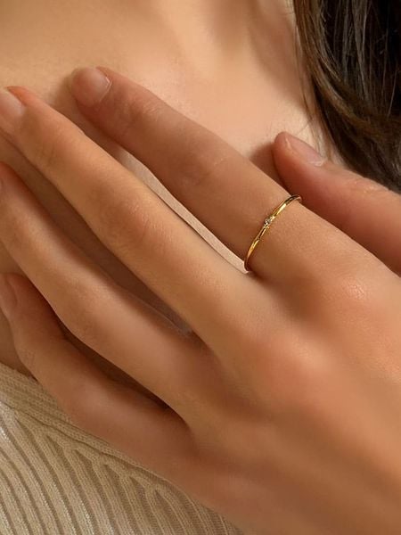 Les Petites Précieuses Pozłacany pierścionek z diamentem rozmiar: 50. Żółte pierścionki Les Petites Précieuses, z diamentem, pozłacane. Za 131.12 zł.