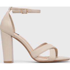 Answear Lab sandały damskie kolor beżowy na słupku. Brązowe sandały Answear Lab, bez wzorów, z materiału, bez obcasa, na obcasie, bez zapięcia. Za 179.99 zł.