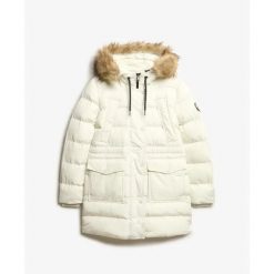 Kurtka puchowa o średniej długości z sztucznego futra damska Superdry. Białe kurtki Superdry, bez wzorów, z puchu, bez kaptura. W wyprzedaży za 688.65 zł.