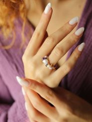 Pierres delicates Pozłacany pierścionek z perłą i ametystem rozmiar: onesize. Różowe pierścionki Pierres delicates, z ametystem, pozłacane. Za 34.99 zł.