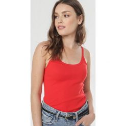 Czerwony Top Kalimea. Czerwone topy Born2be, l, bez wzorów, z dzianiny, bez kołnierzyka, bez ramiączek. W wyprzedaży za 13.99 zł.