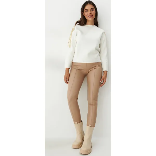 Biały sweter z cekinami - Biały. Białe swetry Mohito, l, bez wzorów, bez ramiączek. Za 139.99 zł.