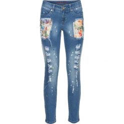 Kolorowe dżinsy z przetarciami bonprix niebieski bleached. Jeansy marki bonprix. Za 79.99 zł.