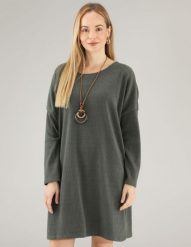 Luźna sukienka w prążki z naszyjnikiem. Zielone sukienki Unisono, s, bez wzorów, z dzianiny, bez kołnierzyka, bez ramiączek, mini. Za 149.00 zł.