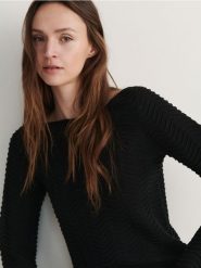 Sweter ze strukturalnej dzianiny - czarny. Czarne swetry Reserved, l, bez wzorów, z dzianiny, bez ramiączek. W wyprzedaży za 39.99 zł.