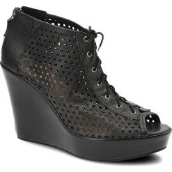 Czarne Botki Simen Wygodne Skórzane Buty Na Koturnie. Czarne botki Simen, w ażurowe wzory, bez obcasa, na koturnie, bez zapięcia. Za 189.00 zł.
