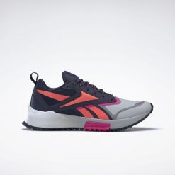 Buty do chodzenia damskie Reebok Lavante Trail 2. Czerwone buty do biegania Reebok, bez wzorów, z materiału, bez zapięcia, do biegania. Za 356.00 zł.
