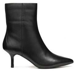 Botki Geox. Czarne botki Geox, bez wzorów, bez obcasa, na szpilce, bez zapięcia. Za 439.99 zł.