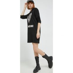 Love Moschino sukienka bawełniana kolor czarny mini prosta. Czarne sukienki Love Moschino, na co dzień, bez wzorów, z bawełny, bez kołnierzyka, bez ramiączek, maxi, proste. W wyprzedaży za 599.99 zł.