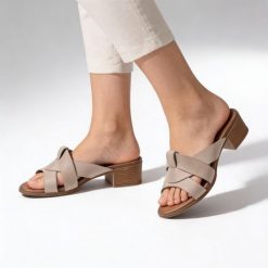 Klapki damskie Armodo, cholewka skóra naturalna fason wsuwany szerokie paski z przodu otwarty nosek niski stabilny obcas klasyczna podeszwa, beżowe,. Brązowe klapki Armodo, bez wzorów, ze skóry, klasyczne, z otwartym noskiem, bez obcasa, na obcasie, bez zapięcia. Za 279.00 zł.