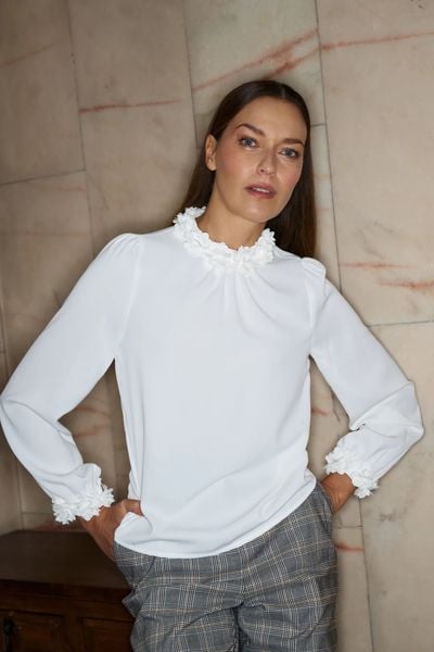 Koszula z ozdobnym dekoltem biała. Białe koszule MOODO, l, bez wzorów, z poliesteru, bez kołnierzyka, bez ramiączek. Za 129.99 zł.