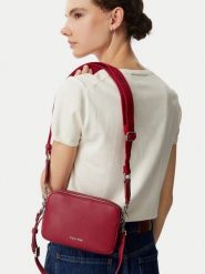 Calvin Klein Torebka Webbing 2X Strap Camera Bag LV04F3656G Czerwony. Czerwone listonoszki Calvin Klein, bez wzorów, ze skóry, bez dodatków. Za 336.99 zł.