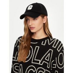Czapka z daszkiem Guess. Czarne czapki z daszkiem Guess, z aplikacjami. Za 109.99 zł.