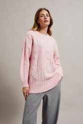 Sweter o luźnym fasonie różowy. Czerwone swetry MOODO, l, bez wzorów, z poliesteru, bez ramiączek. W wyprzedaży za 63.99 zł.
