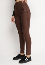 Brązowe Spodnie o Dopasowanym Kroju z Wysokim Stanem i Gumką w Talii Helbia. Brązowe jeansy Born2be, bez wzorów, z jeansu, eleganckie, z podwyższonym stanem. W wyprzedaży za 38.24 zł.