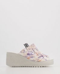KLAPKI NA KOTURNIE 150 WHITE MULTI. Białe klapki Venezia, bez wzorów, ze skóry, bez obcasa, na koturnie, bez zapięcia. Za 179.00 zł.