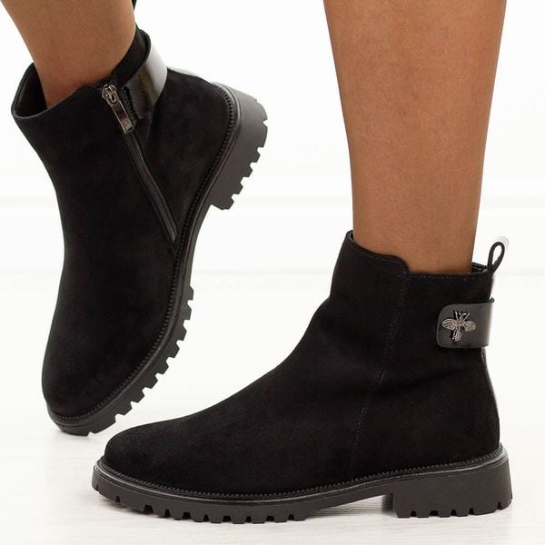 Czarne zamszowe botki damskie na traperze Potocki 19314. Czarne botki POTOCKI, bez wzorów, z jeansu, klasyczne, z okrągłym noskiem, bez obcasa, bez zapięcia. Za 229.00 zł.