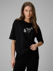 4F T-shirt regular z nadrukiem damski - czarny S. Czarne t-shirty 4f, s, bez wzorów, z dzianiny, klasyczne, bez kołnierzyka, bez ramiączek. Za 79.99 zł.