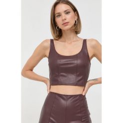Guess top damski kolor bordowy. Czerwone topy Guess, l, z aplikacjami, z dzianiny, bez kołnierzyka, bez ramiączek. W wyprzedaży za 209.99 zł.