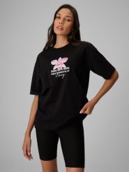 4F T-shirt loose z nadrukiem damski - czarny XS. Czarne t-shirty 4f, xs, bez wzorów, z bawełny, wakacyjne, bez kołnierzyka, bez ramiączek. Za 79.99 zł.