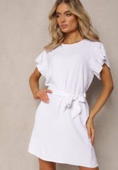 Biała Mini Sukienka Rozkloszowana ze Zdobionym Rękawem i Materiałowym Paskiem Ajemia. Białe sukienki Renee, m, z aplikacjami, z materiału, eleganckie, bez kołnierzyka, bez ramiączek, mini, rozkloszowane. W wyprzedaży za 45.49 zł.