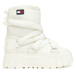 Śniegowce Tommy Jeans. Białe śniegowce Tommy Jeans, bez wzorów, z jeansu, bez zapięcia. Za 489.99 zł.
