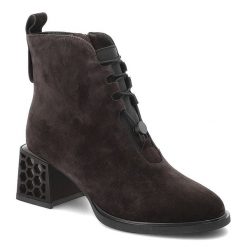 Botki damskie D&A o eleganckim fasonie z ozdobnym wiązaniem i efektownym geometrycznym obcasem ciemnobrązowe, CR62-3182 Chocolate. Brązowe botki S.BARSKI, bez wzorów, z jeansu, eleganckie, bez obcasa, na obcasie, bez zapięcia. Za 469.00 zł.