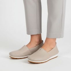 Półbuty damskie S.Barski, cholewka ze skóry naturalnej gładkiej wsuwany fason elastyczne wstawki po bokach widoczne przeszycia wokół noska lekka pode. Brązowe półbuty wsuwane S.BARSKI, bez wzorów, ze skóry, bez obcasa, na płaskiej podeszwie. Za 169.00 zł.