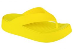 Japonki damskie Crocs C4618. Żółte japonki Crocs, bez wzorów, z materiału. Za 139.99 zł.