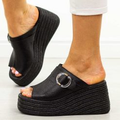 Czarne skórzane klapki damskie na platformie T.Sokolski 253. Czarne klapki Sokolski, bez wzorów, z jeansu, biznesowe, bez obcasa, na platformie, bez zapięcia. W wyprzedaży za 215.10 zł.