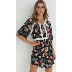 Czarna Sukienka Bawełniana Carolien. Czarne sukienki Born2be, l, z aplikacjami, z bawełny, boho, bez kołnierzyka, bez ramiączek, mini, rozkloszowane. W wyprzedaży za 31.99 zł.