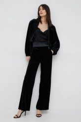 Emporio Armani spodnie damskie kolor czarny szerokie high waist. Czarne spodnie materiałowe Emporio Armani, bez wzorów, z dzianiny, z podwyższonym stanem. Za 1,959.90 zł.