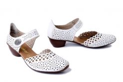 RIEKER 43753-80 white, czółenka damskie. Białe czółenka Rieker, na lato, w ażurowe wzory, ze skóry, bez obcasa, na obcasie, bez zapięcia. Za 319.90 zł.