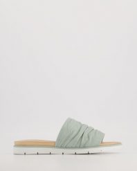 ZIELONE KLAPKI 030820039 FRESH. Zielone klapki Venezia, bez wzorów, ze skóry, bez obcasa, bez zapięcia. Za 169.00 zł.