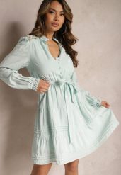 Jasnoniebieska Rozkloszowana Sukienka z Koronkowymi Wstawkami i Wiązaniem w Talii Padria. Niebieskie sukienki Renee, na co dzień, l, bez wzorów, z koronki, eleganckie, bez kołnierzyka, bez ramiączek, mini, kopertowe. W wyprzedaży za 135.99 zł.