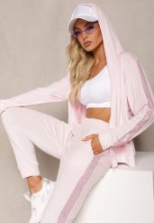 Jasnoróżowy Welurowy Komplet z Cekinami Rozpinana Bluza z Kapturem i Spodnie ze Ściągaczami Natitia. Czerwone bluzy Renee, s, bez wzorów, z weluru, bez ramiączek, z kapturem. W wyprzedaży za 63.99 zł.