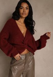 Bordowy Oversizowy Sweter z Dodatkiem Wełny Zdobiony Węzłem Lawedana. Czerwone swetry Renee, l, z aplikacjami, z wełny, casualowe, bez ramiączek. Za 129.99 zł.
