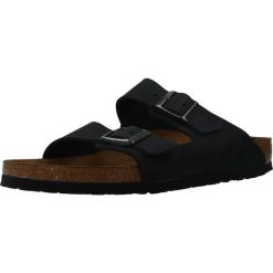 Klapki Birkenstock 552113. Czarne klapki Birkenstock, bez wzorów, z materiału, bez obcasa, bez zapięcia. Za 822.00 zł.