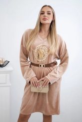 Sukienka welurowa z paskiem beżowa. Brązowe sukienki KESI, na spotkanie biznesowe, l, bez wzorów, z dresówki, eleganckie, bez kołnierzyka, bez ramiączek, dopasowane. Za 192.38 zł.