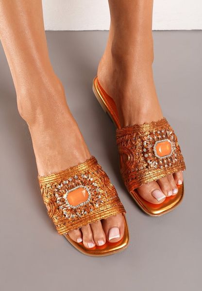 Pomarańczowe Klapki z Imitacji Skóry z Paskiem Ozdobionym Kamieniami Allmina. Brązowe klapki Renee, bez wzorów, ze skóry, bez obcasa, na płaskiej podeszwie, bez zapięcia. Za 89.99 zł.