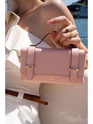 Victor & Hugo Paris Skórzana torebka "Boho" w kolorze jasnoróżowym - 19 x 10 x 5 cm rozmiar: onesize. Różowe torebki klasyczne Victor & Hugo Paris, bez wzorów, z materiału, boho, przez ramię, bez dodatków. Za 208.99 zł.