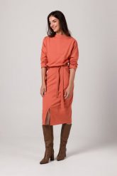 Dzianinowa Sukienka Midi z Paskiem - Ceglasta. Czerwone sukienki MOE, l, bez wzorów, z bawełny, bez kołnierzyka, bez ramiączek, midi. Za 384.90 zł.