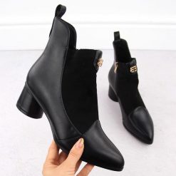 Botki damskie na obcasie czarne D&A S.Barski Premium Collection MR870-96. Czarne botki S.BARSKI, z aplikacjami, ze skóry ekologicznej, eleganckie, bez obcasa, na obcasie, bez zapięcia. Za 165.00 zł.