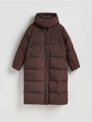 Puchowy płaszcz z dodatkiem Sorony - ciemnobrązowy. Brązowe płaszcze Reserved, l, bez wzorów, z puchu, bez kaptura. Za 599.99 zł.